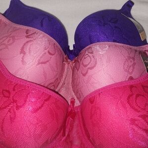 Three Bras 38C but I think it  fits  more like a 36B